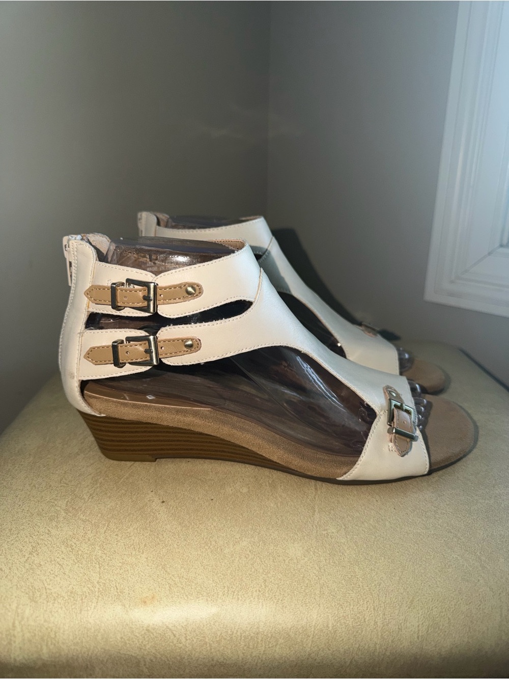 Aerosoles Cream Leather Wedge Sandals Size 7.5 Buckle Open Toe Comfort Shoes